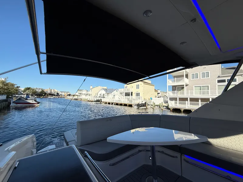 Slide: The Image of Sea Ray 320 SUNDANCER 2021 - 26