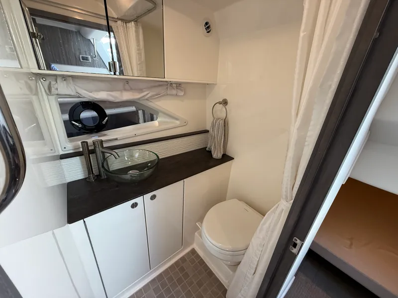 Slide: The Image of Sea Ray 320 SUNDANCER 2021 - 65
