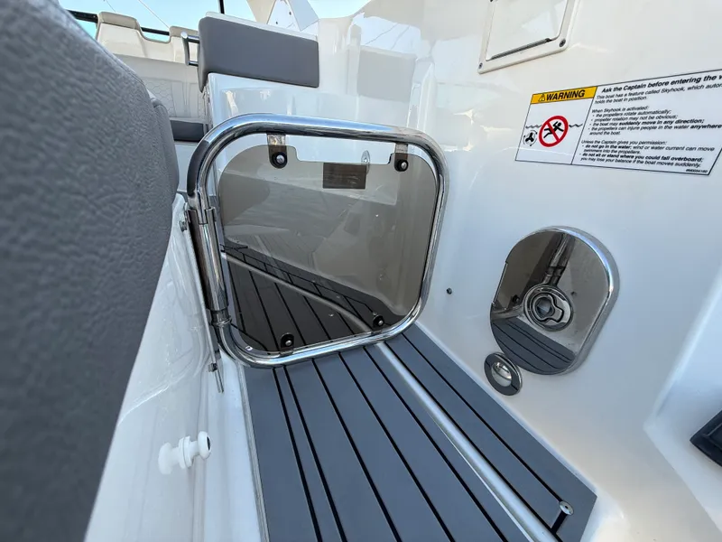 Slide: The Image of Sea Ray 320 SUNDANCER 2021 - 23