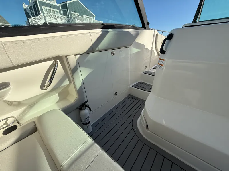 Slide: The Image of Sea Ray 320 SUNDANCER 2021 - 52