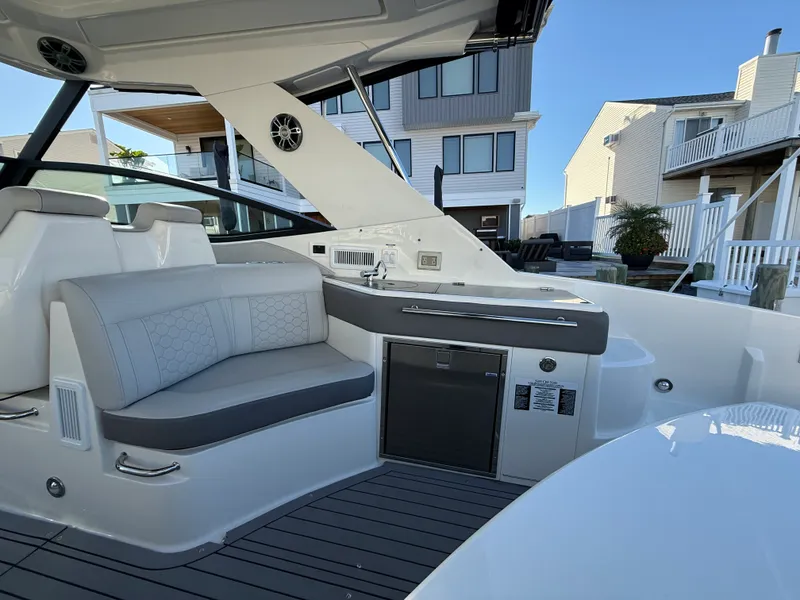 Slide: The Image of Sea Ray 320 SUNDANCER 2021 - 38