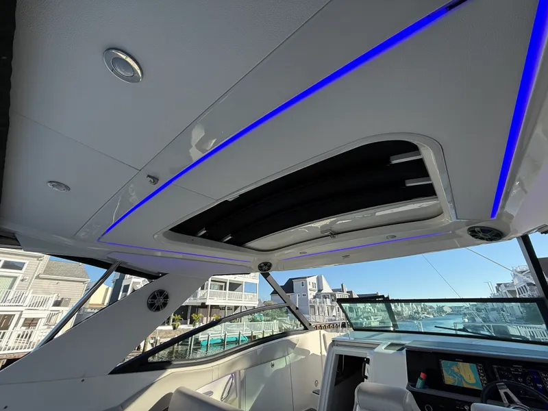 Slide: The Image of Sea Ray 320 SUNDANCER 2021 - 35