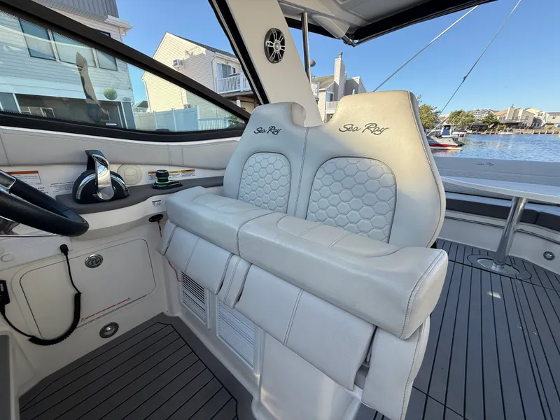 Slide: The Image of Sea Ray 320 SUNDANCER 2021 - 47