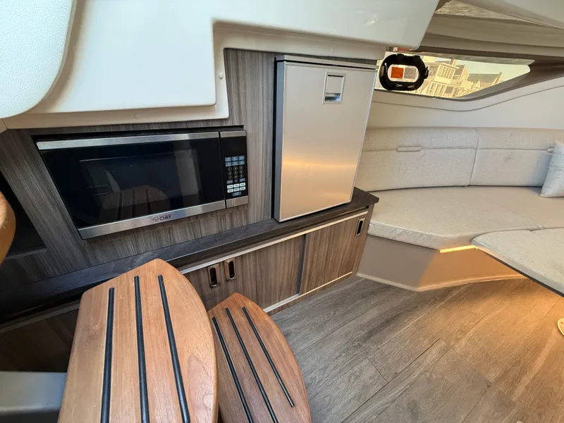 Slide: The Image of Sea Ray 320 SUNDANCER 2021 - 60