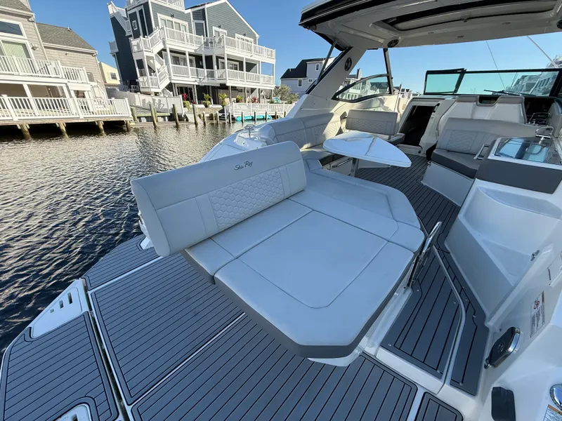 Slide: The Image of Sea Ray 320 SUNDANCER 2021 - 18