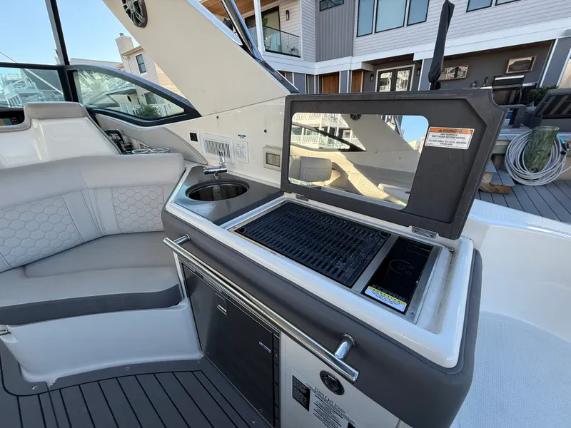 Slide: The Image of Sea Ray 320 SUNDANCER 2021 - 42