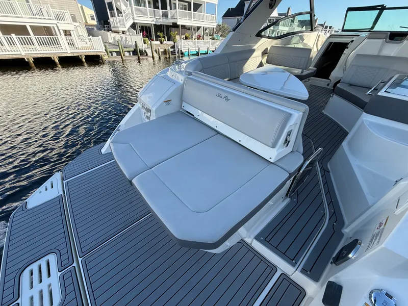 Slide: The Image of Sea Ray 320 SUNDANCER 2021 - 17