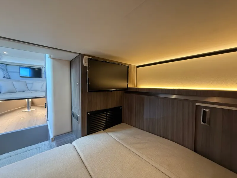 Slide: The Image of Sea Ray 320 SUNDANCER 2021 - 68