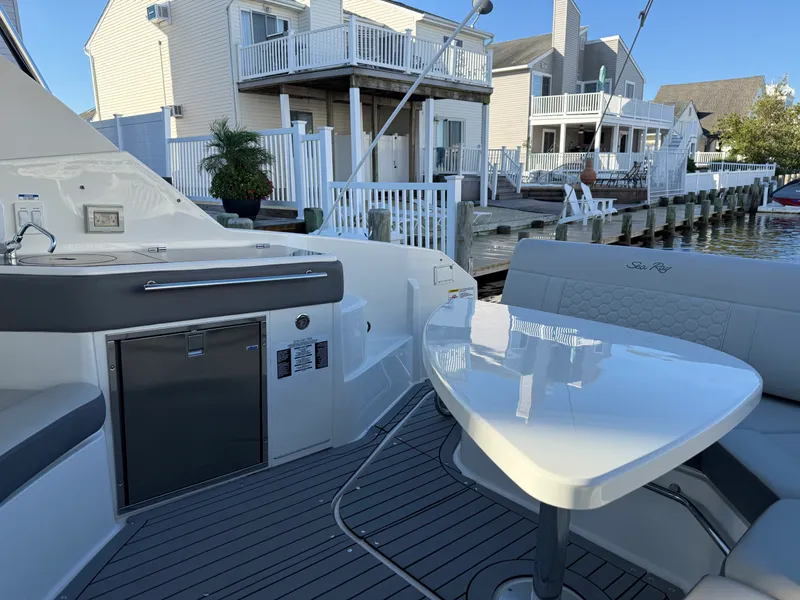 Slide: The Image of Sea Ray 320 SUNDANCER 2021 - 24
