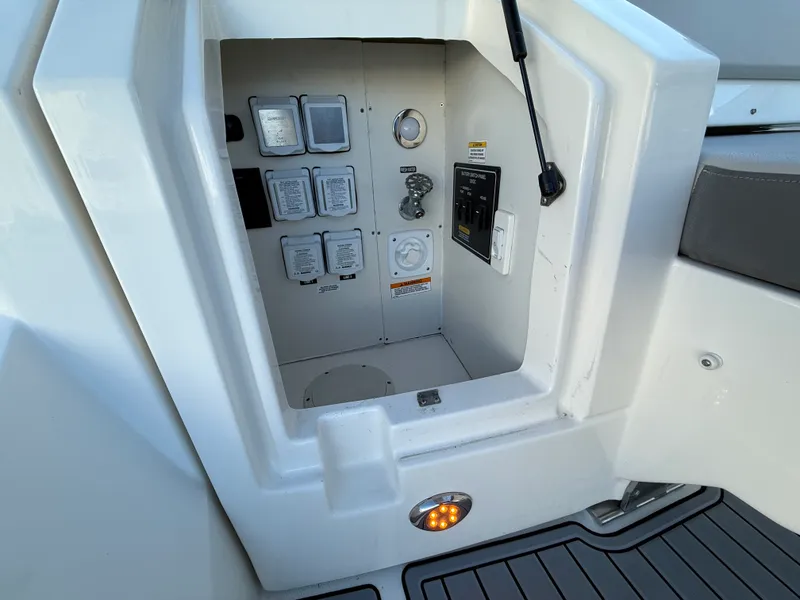 Slide: The Image of Sea Ray 320 SUNDANCER 2021 - 20