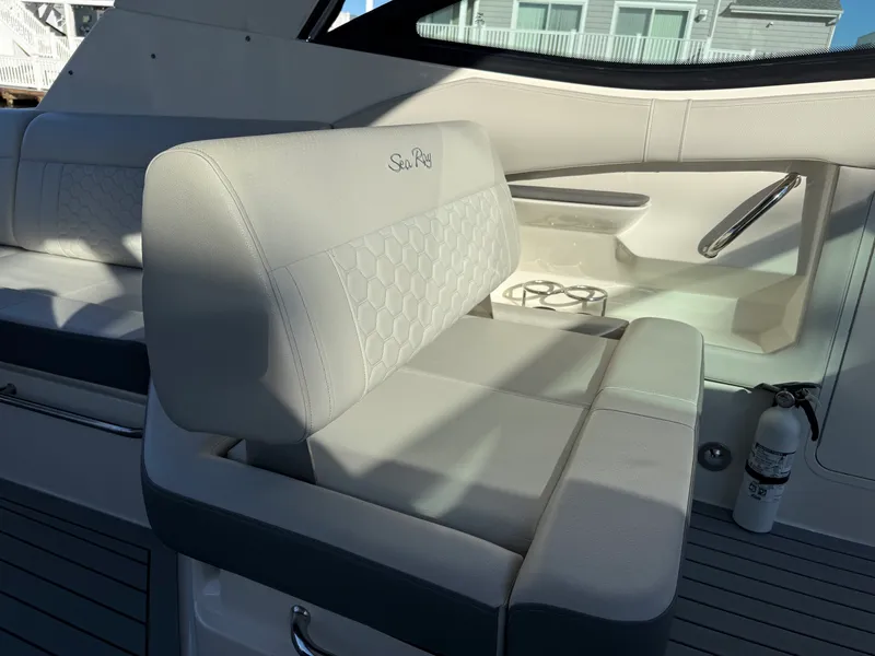 Slide: The Image of Sea Ray 320 SUNDANCER 2021 - 44
