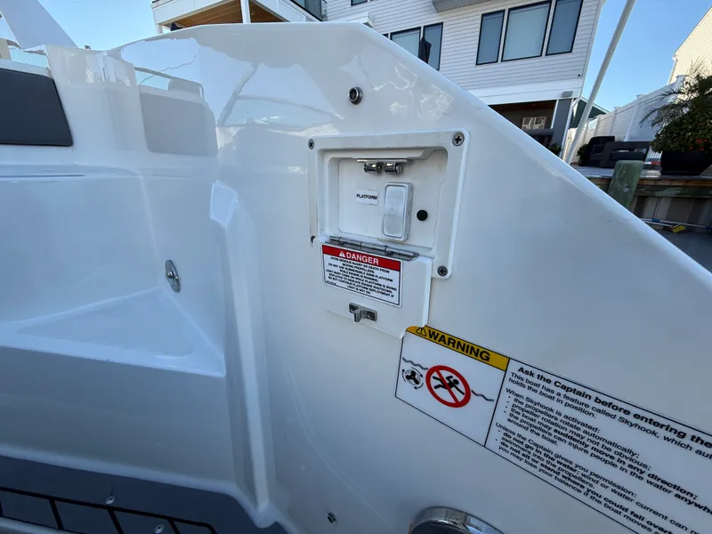 Slide: The Image of Sea Ray 320 SUNDANCER 2021 - 21