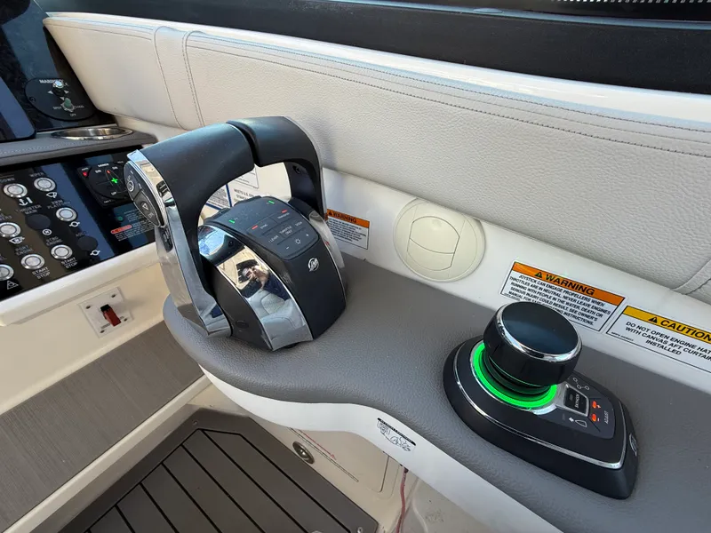 Slide: The Image of Sea Ray 320 SUNDANCER 2021 - 50