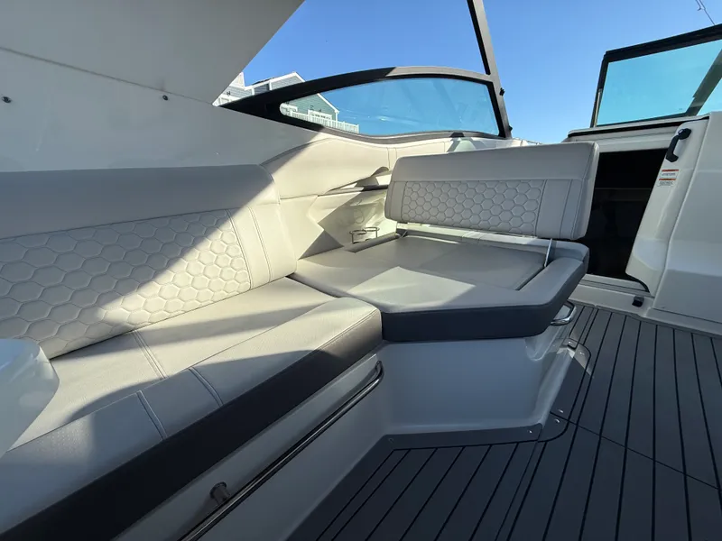 Slide: The Image of Sea Ray 320 SUNDANCER 2021 - 46