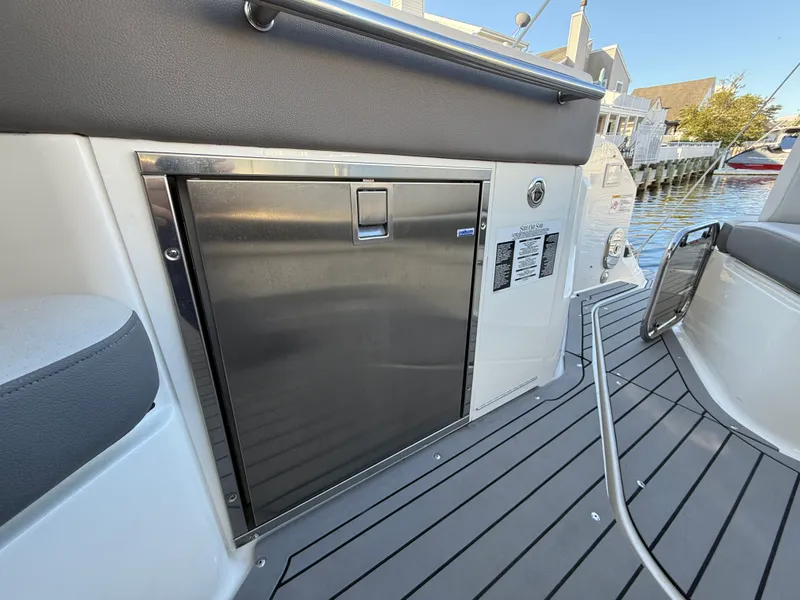Slide: The Image of Sea Ray 320 SUNDANCER 2021 - 40