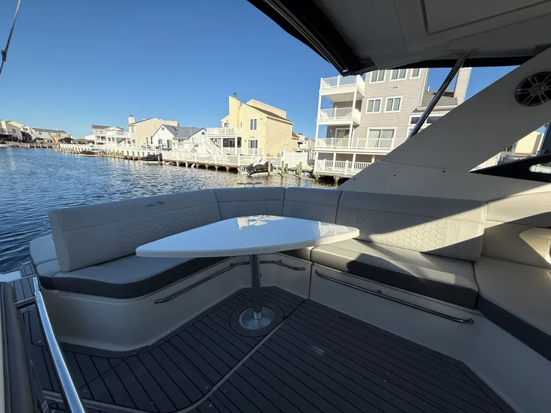Slide: The Image of Sea Ray 320 SUNDANCER 2021 - 25