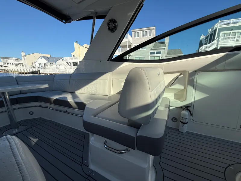 Slide: The Image of Sea Ray 320 SUNDANCER 2021 - 45