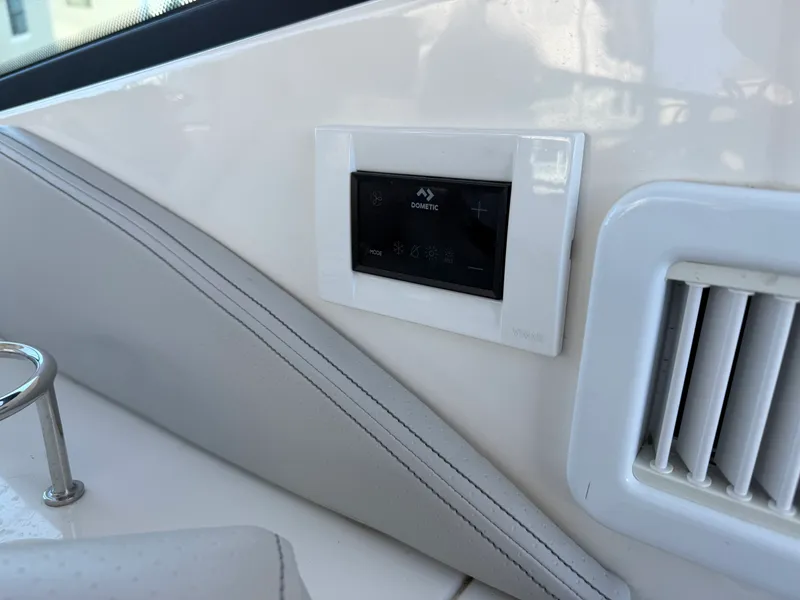 Slide: The Image of Sea Ray 320 SUNDANCER 2021 - 43