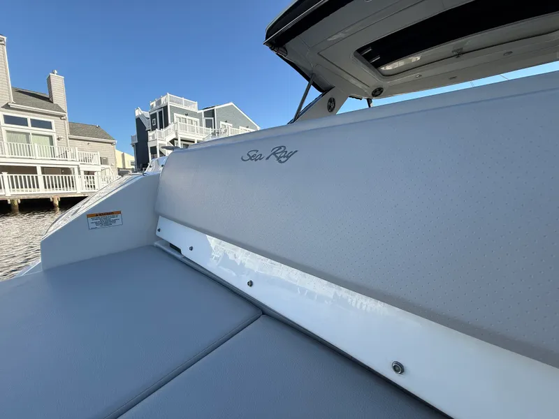 Slide: The Image of Sea Ray 320 SUNDANCER 2021 - 16