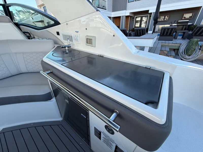 Slide: The Image of Sea Ray 320 SUNDANCER 2021 - 41
