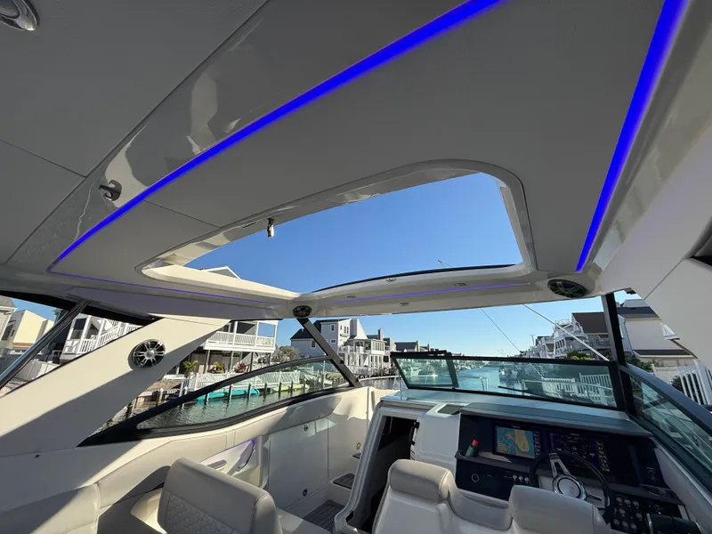 Slide: The Image of Sea Ray 320 SUNDANCER 2021 - 36