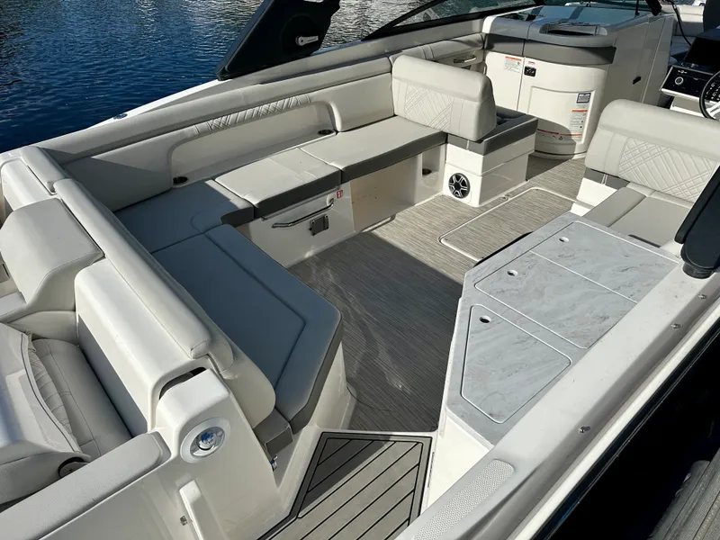 Slide: The Image of Sea Ray 290 SDX OB 2026 - 18