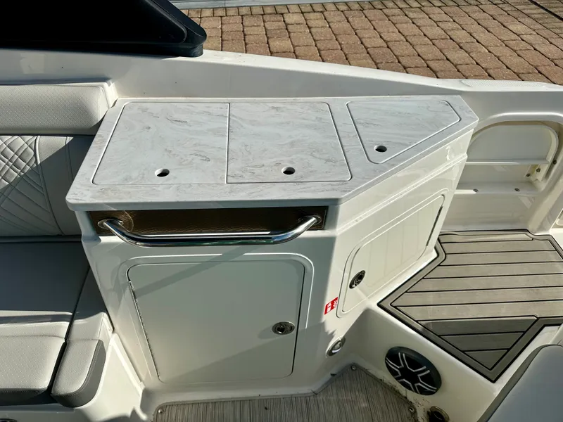 Slide: The Image of Sea Ray 290 SDX OB 2026 - 29
