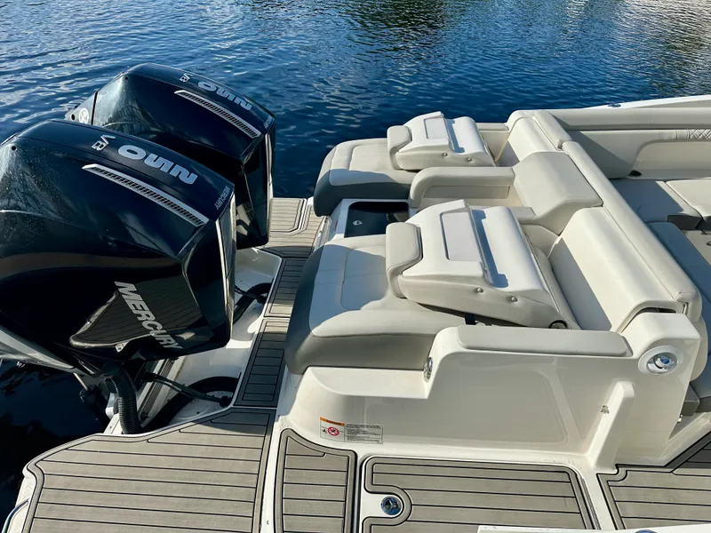Slide: The Image of Sea Ray 290 SDX OB 2026 - 16