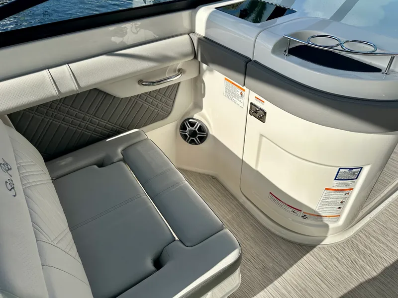 Slide: The Image of Sea Ray 290 SDX OB 2026 - 25
