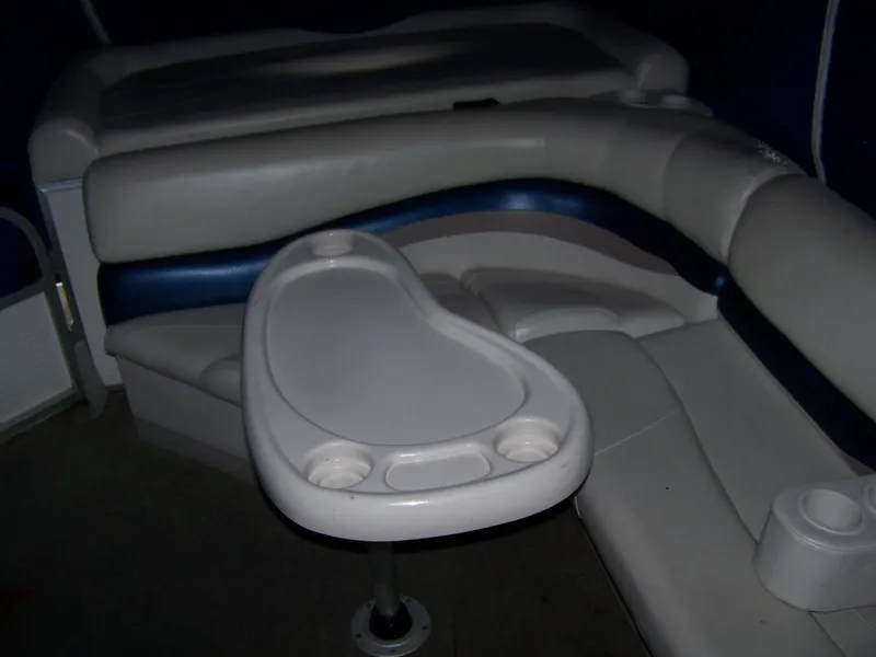 Slide: The Image of Interior of a 2005 Sun Tracker Party Barge 25 Regency Edition boat. - 6