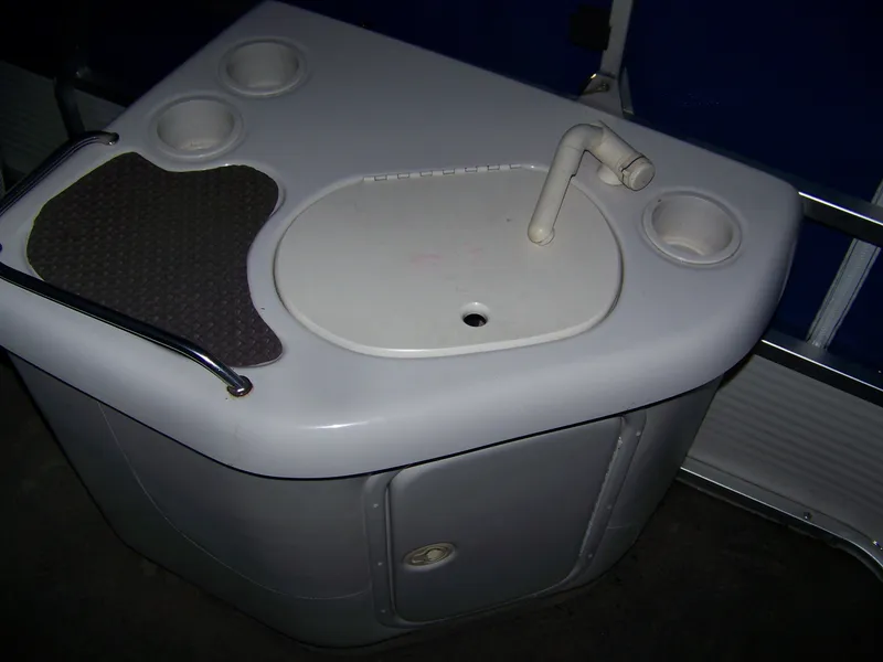 Slide: The Image of Kitchen unit on Sun Tracker Party Barge 25 Regency Edition, 2005 model. - 7