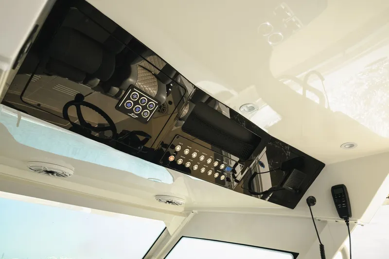 Slide: The Image of Scout 400 LXF 2025 - 16