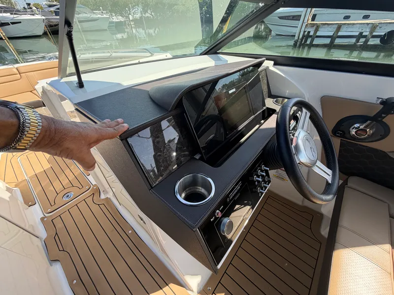 Slide: The Image of Sea Ray 290 SDX 2021 - 53