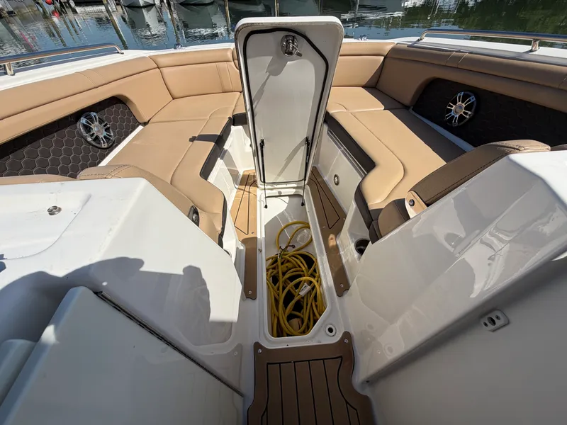 Slide: The Image of Sea Ray 290 SDX 2021 - 60