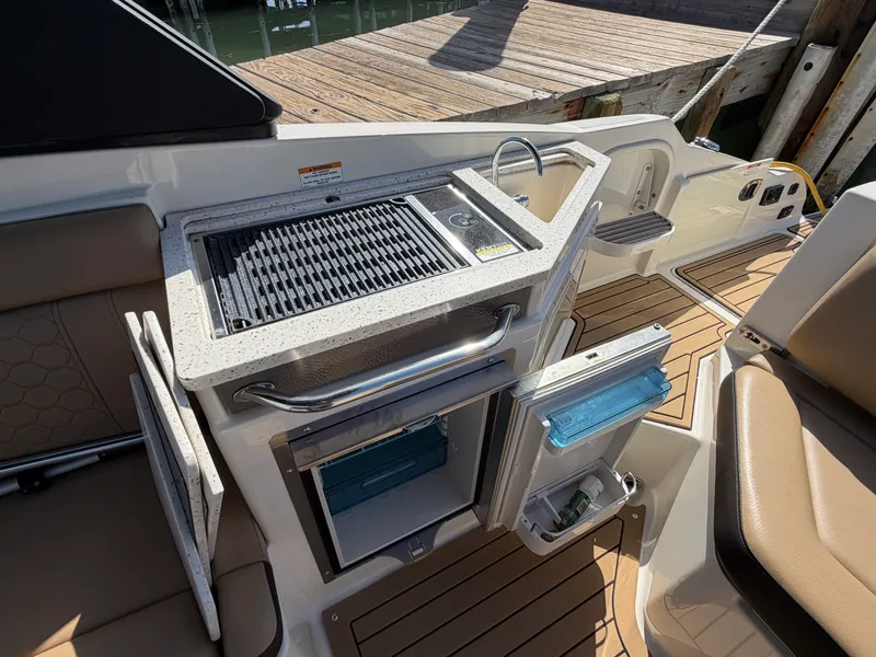 Slide: The Image of Sea Ray 290 SDX 2021 - 23