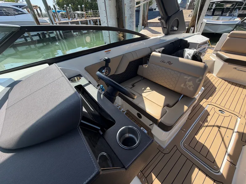 Slide: The Image of Sea Ray 290 SDX 2021 - 49
