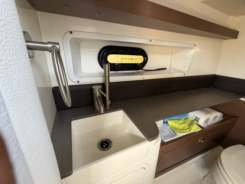 Slide: The Image of Sea Ray 290 SDX 2021 - 36