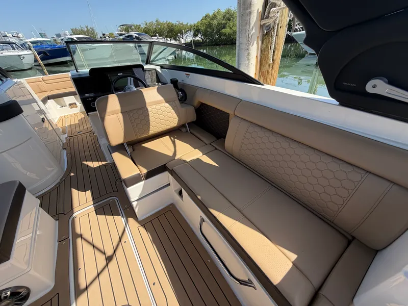 Slide: The Image of Sea Ray 290 SDX 2021 - 57