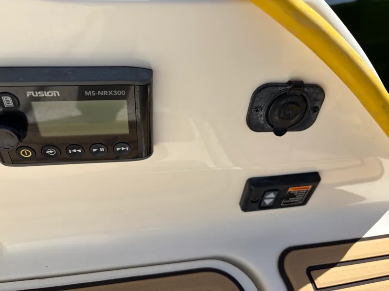 Slide: The Image of Sea Ray 290 SDX 2021 - 19