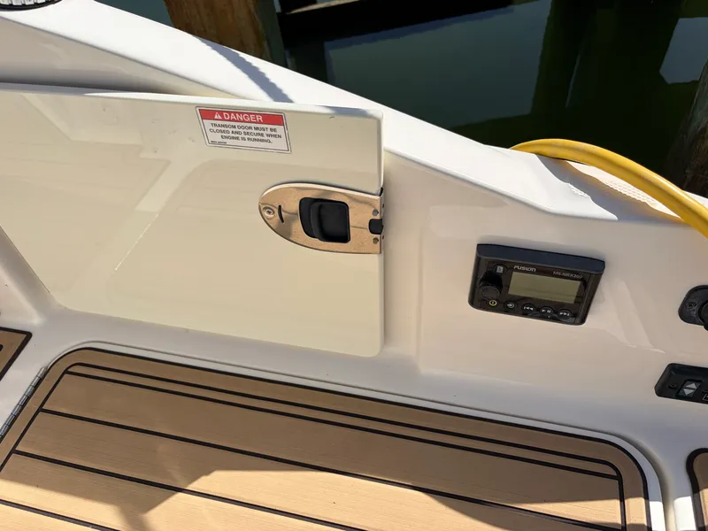 Slide: The Image of Sea Ray 290 SDX 2021 - 16