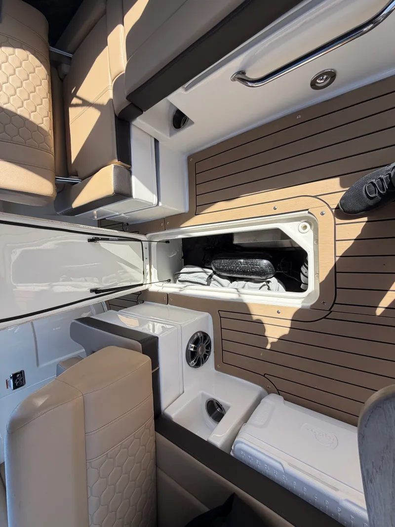 Slide: The Image of Sea Ray 290 SDX 2021 - 61