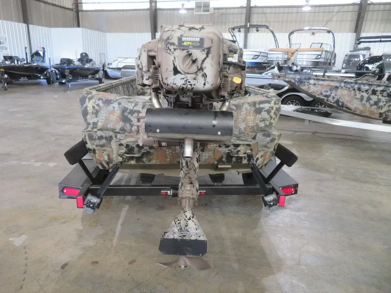 Slide: The Image of 2024 Thor SWAMP HAMMER 1754 DELUXE boat with camouflage design in showroom. - 6