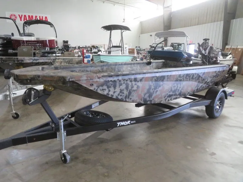 Slide: The Image of 2024 Thor SWAMP HAMMER 1754 DELUXE boat on trailer in showroom. - 8