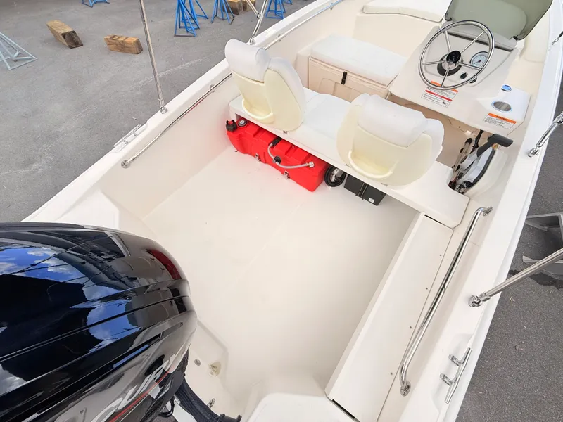 Slide: The Image of Boston Whaler 160 Super Sport 2027 - 15