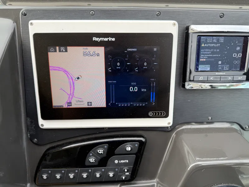 Slide: The Image of Sea Ray 330 SUNDANCER 2016 - 26