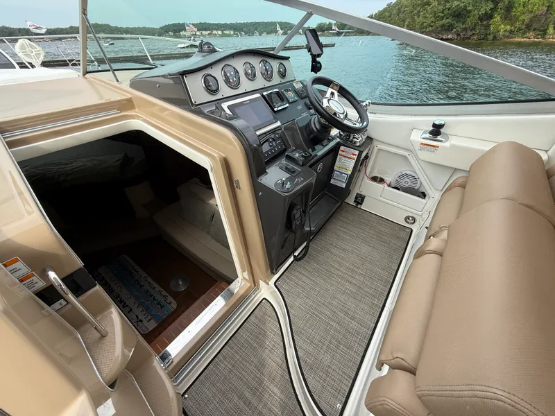 Slide: The Image of Sea Ray 330 SUNDANCER 2016 - 22
