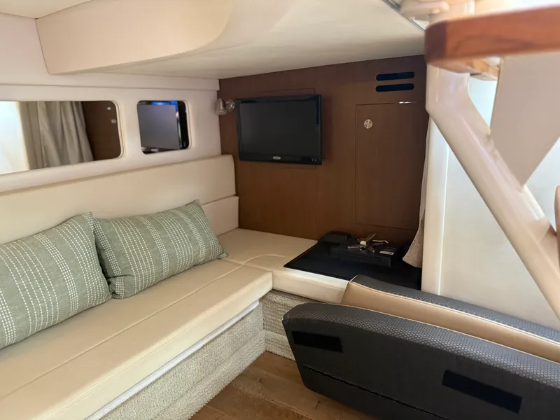 Slide: The Image of Sea Ray 330 SUNDANCER 2016 - 48
