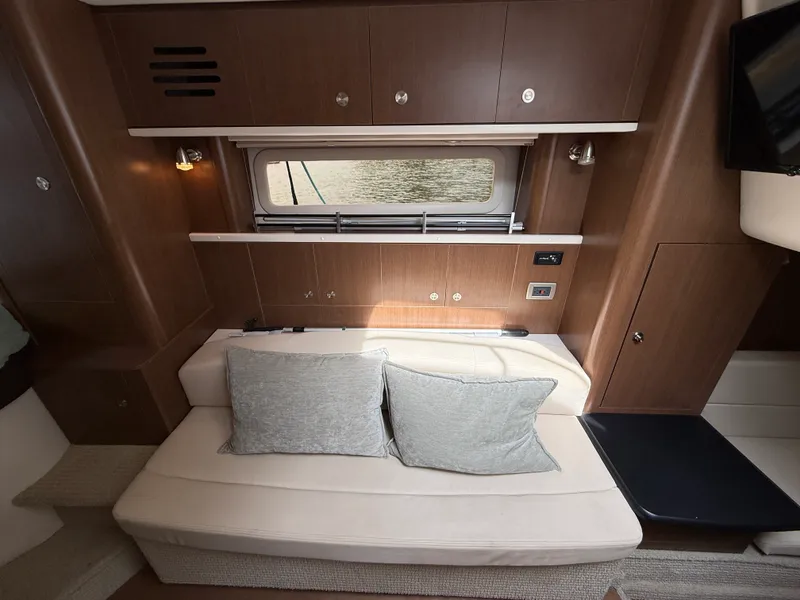 Slide: The Image of Sea Ray 330 SUNDANCER 2016 - 54