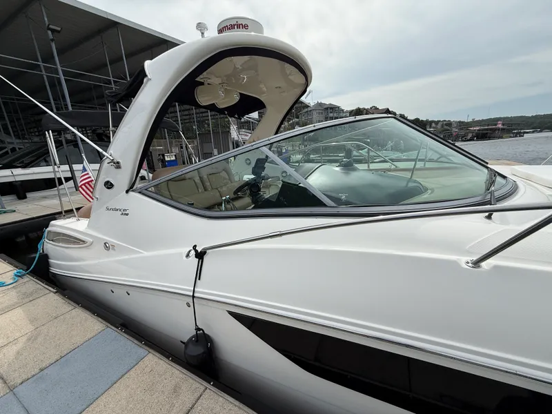 Slide: The Image of Sea Ray 330 SUNDANCER 2016 - 11