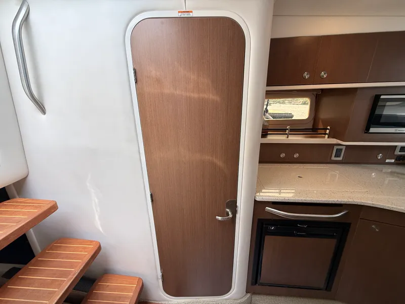Slide: The Image of Sea Ray 330 SUNDANCER 2016 - 57